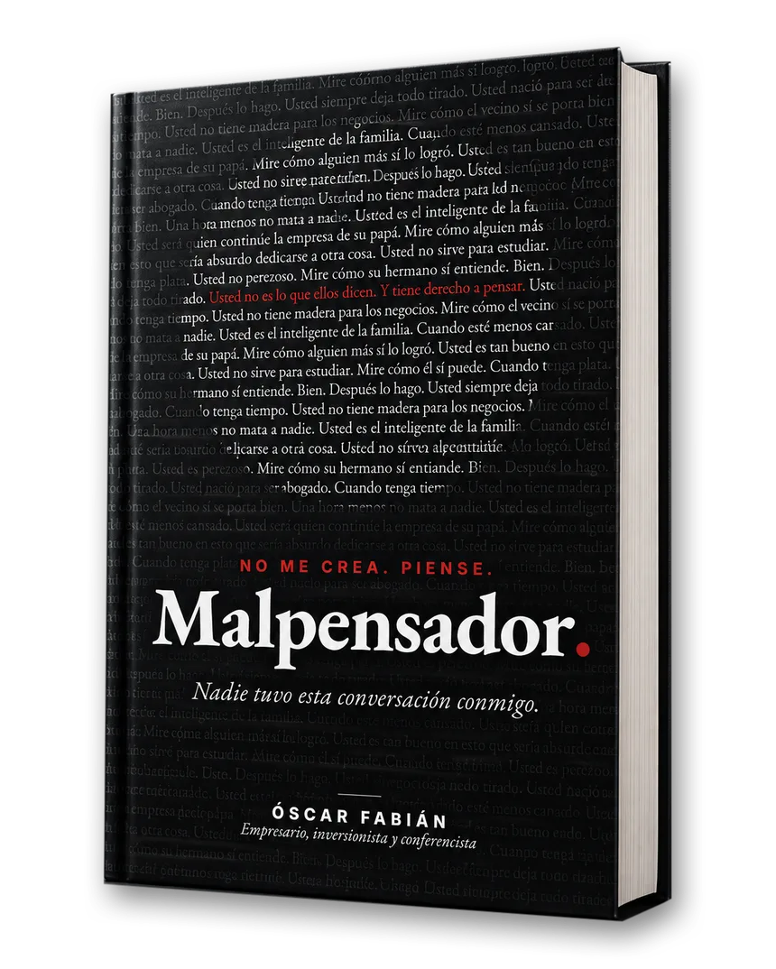 El libro Malpensador, de Óscar Fabián, de pie: tapa negra cubierta de frases, el título en blanco y «No me crea. Piense.» en rojo