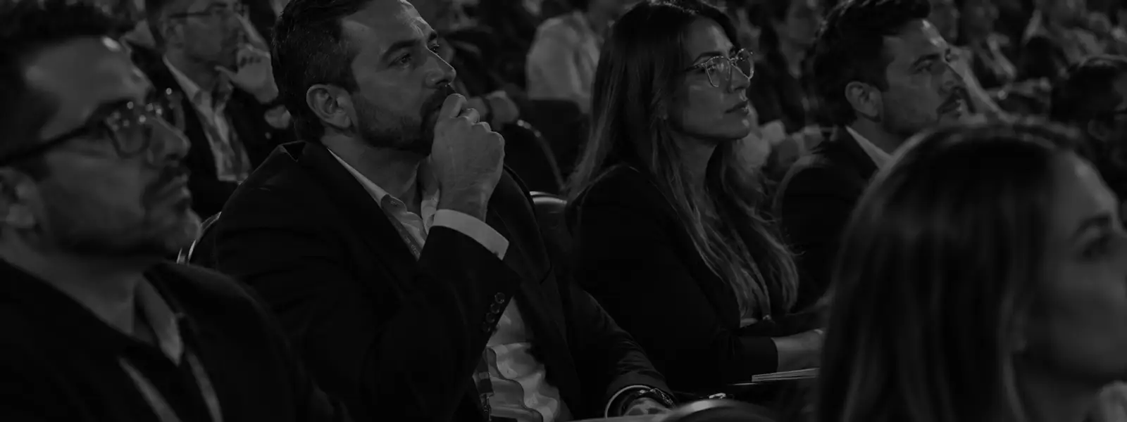 Asistentes en las primeras filas de un auditorio