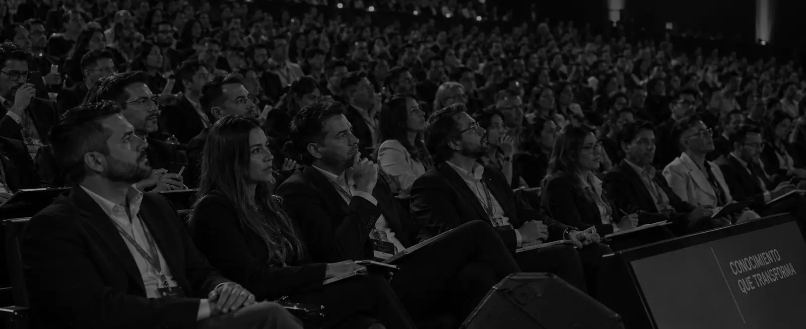 Público en un auditorio, escuchando desde la platea
